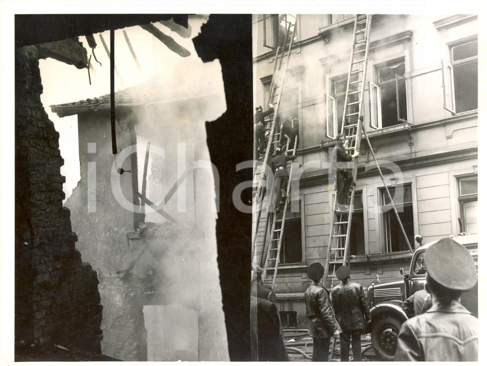 Fotografia d epoca originale 1953 BIELEFELD Plane crashed  Rescue works at the scene of air incident Photo 1