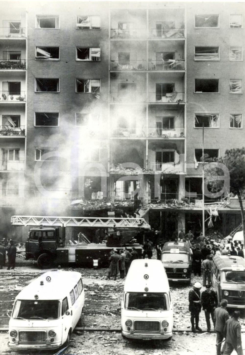 Fotografia d epoca originale 1972 ROMA Vigili del fuoco presso deposito fuochi d artificio esploso Foto 1