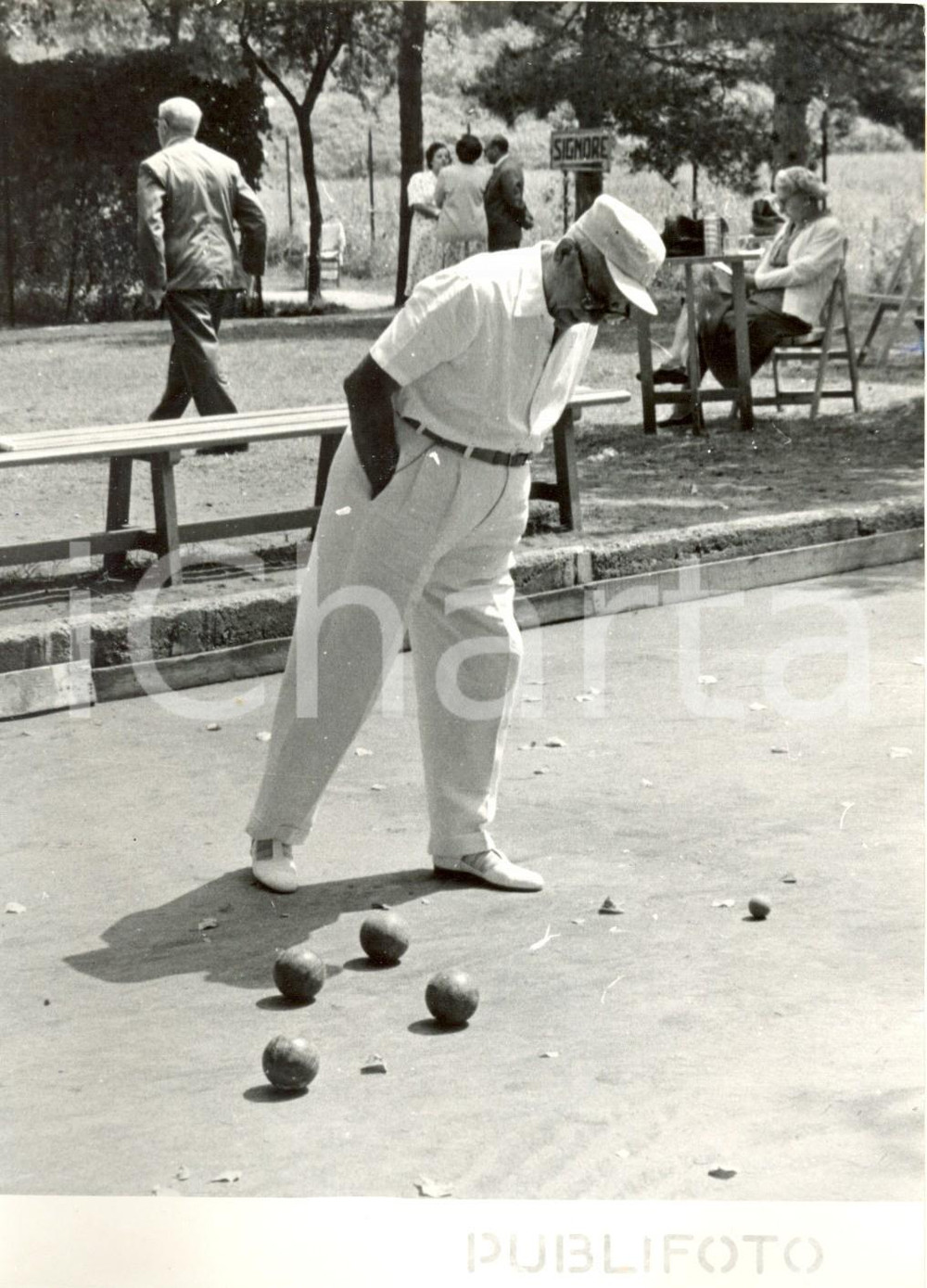 Fotografia d epoca originale 1954 FIUGGI Achille LAURO gioca a bocce durante le vacanze  Fotografia 13x18 1