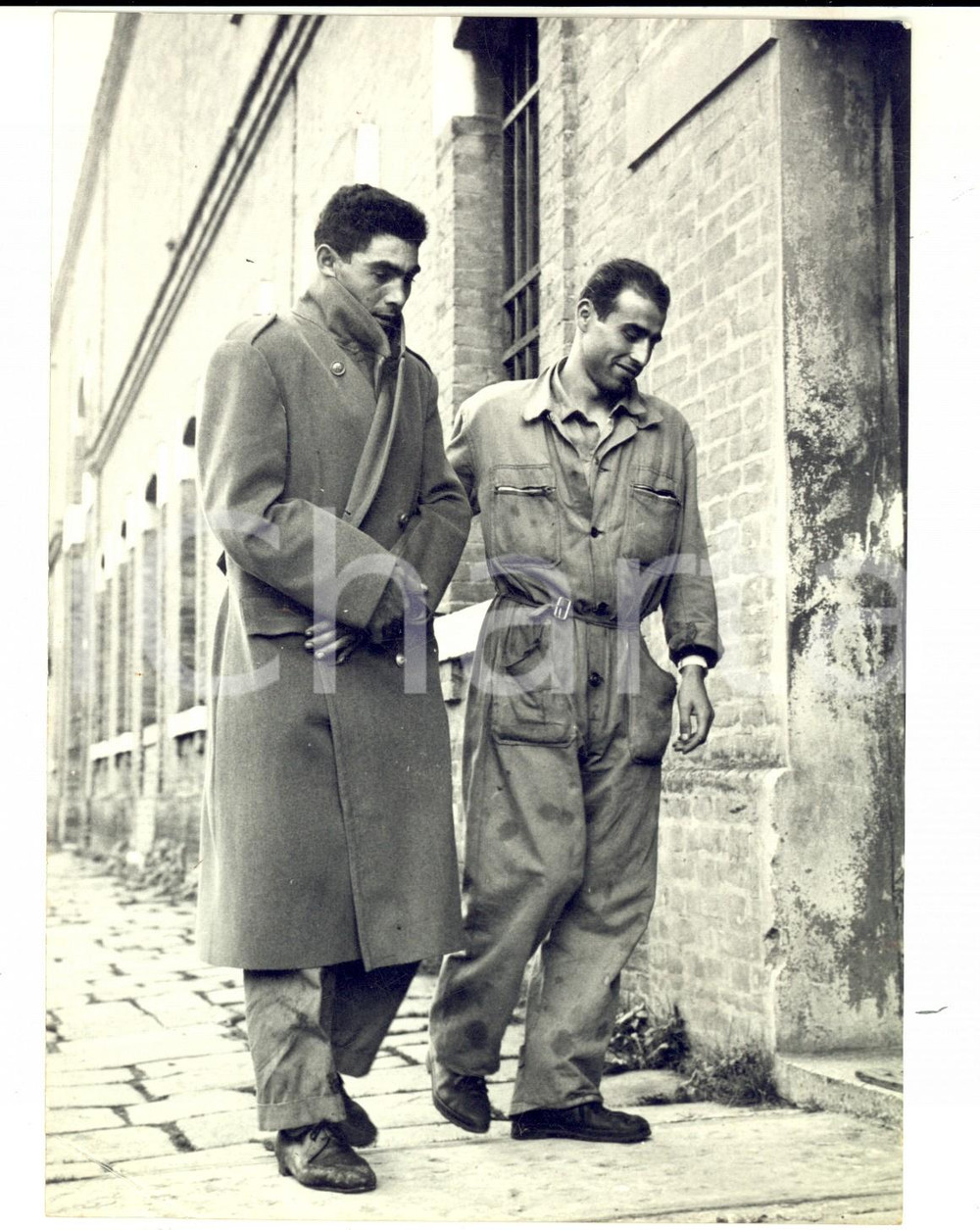 Fotografia d epoca originale 1955 ca VENEZIA Finanziere sul luogo della morte di tre operai per esalazioni 1