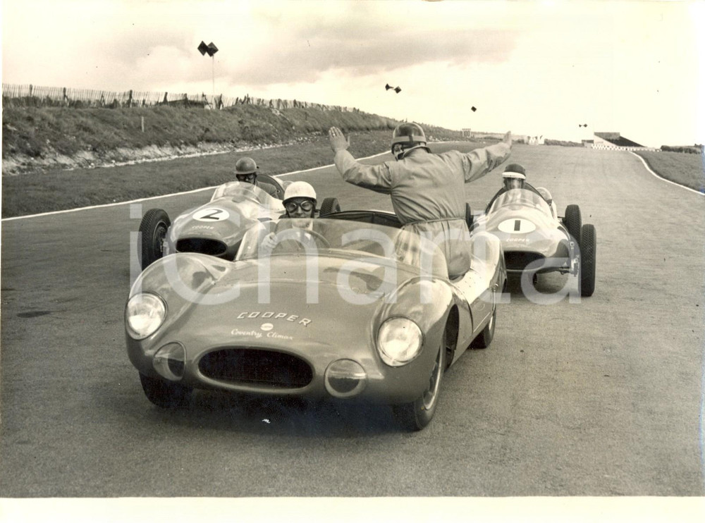 Fotografia d epoca originale 1967 LONDON  John COOPER and Les LESTON teach to drive Coventry Cooper Photo 1