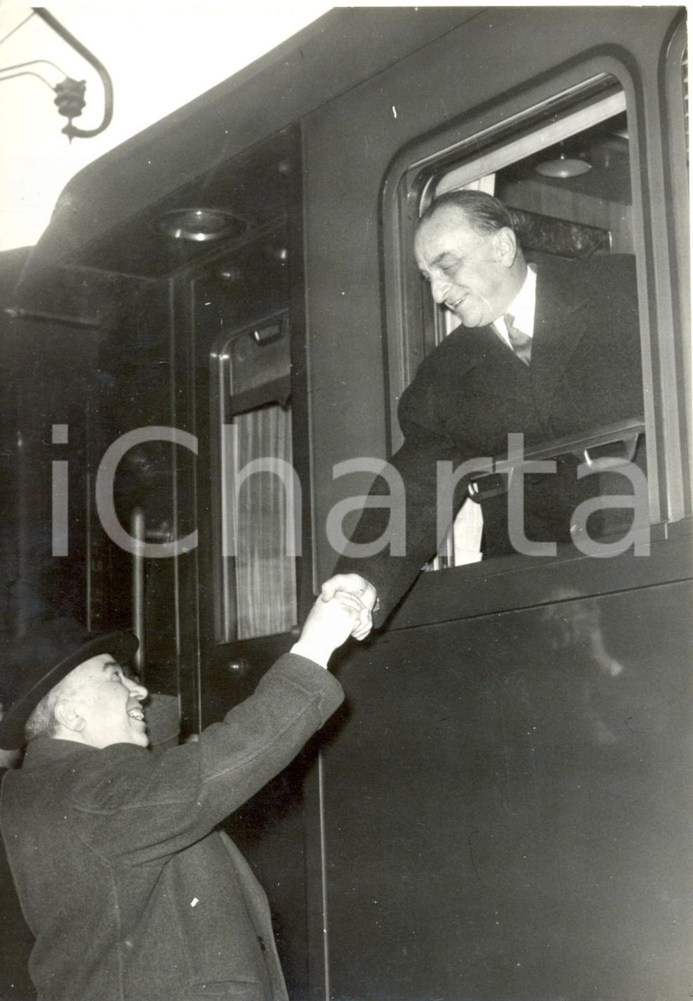 Fotografia d epoca originale 1958 ROMA TERMINI  Presidente del Senato Cesare MERZAGORA in partenza Foto 1