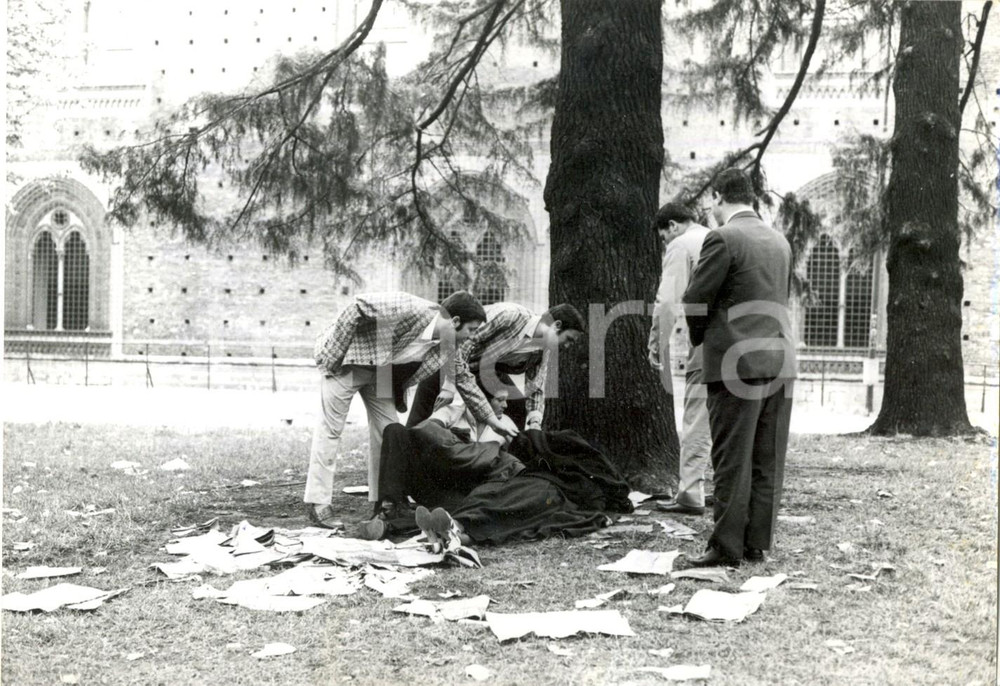 Fotografia d epoca originale 1971 MILANO Castello Sforzesco  Polizia scopre coppia hippie al Parco Sempione 1