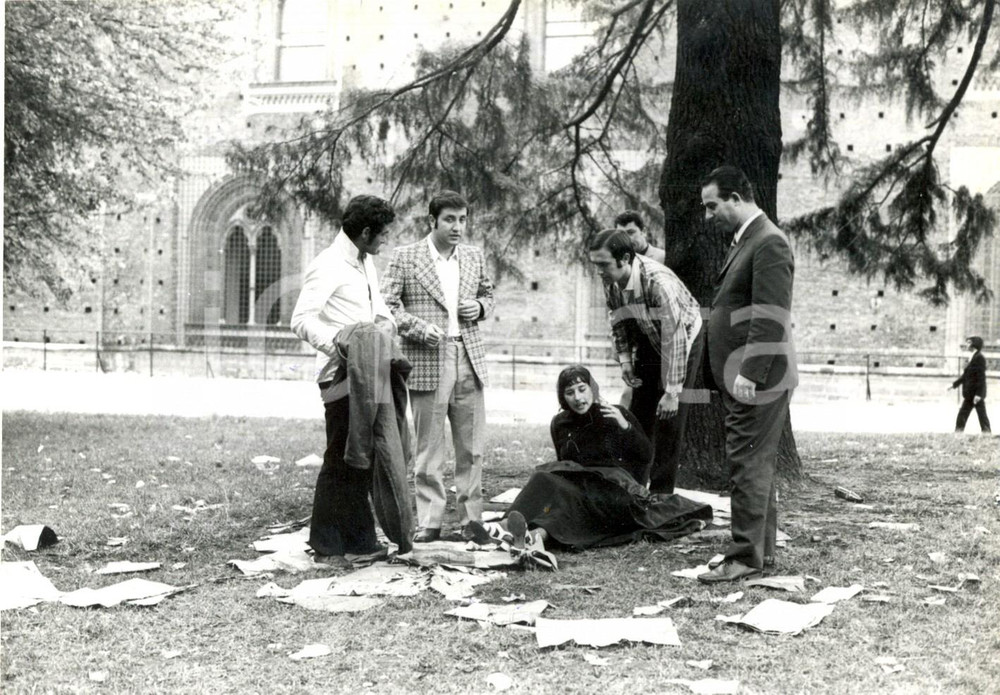 Fotografia d epoca originale 1971 MILANO Castello Sforzesco  Polizia allontana hippies da Parco Sempione 1