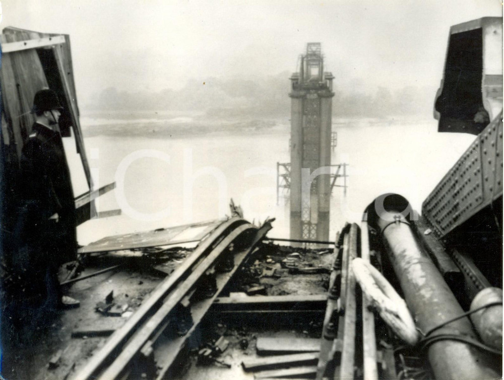 Fotografia d epoca originale 1960 GLOUCESTERSHIRE  Rail bridge on River SEVERN severed in oil barges blast 1