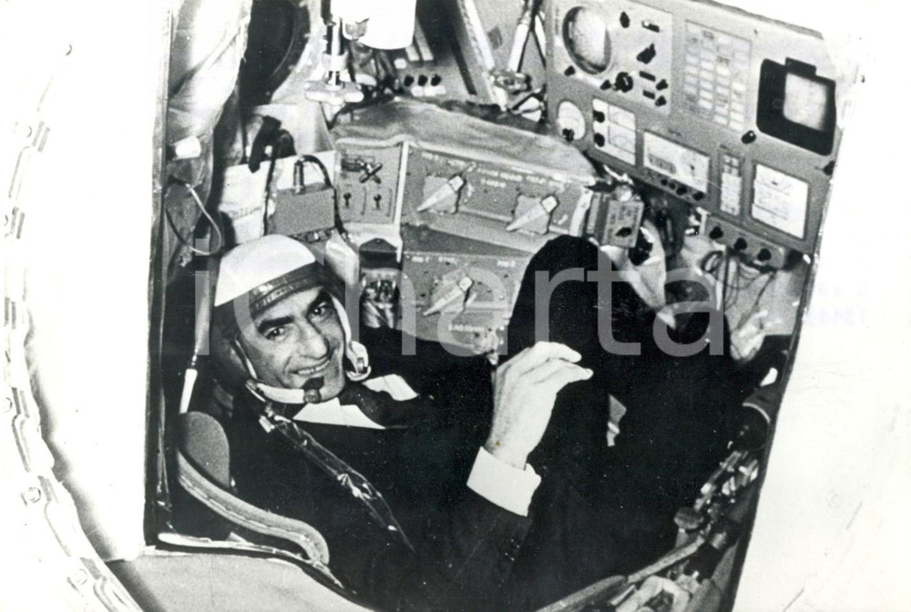 Fotografia d epoca originale 1972 MOSCA Lo scià Reza PAHLAVI all interno di un modello di nave spaziale Foto 1