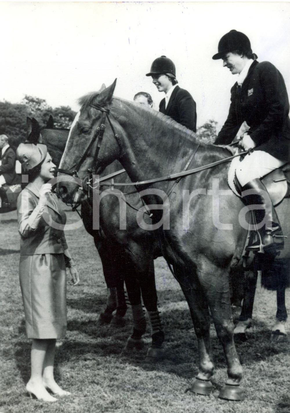 Fotografia d epoca originale 1964 CASTELLO DI WINDSOR Mostra dei cavalli  Elisabetta I parla con due fantini 1