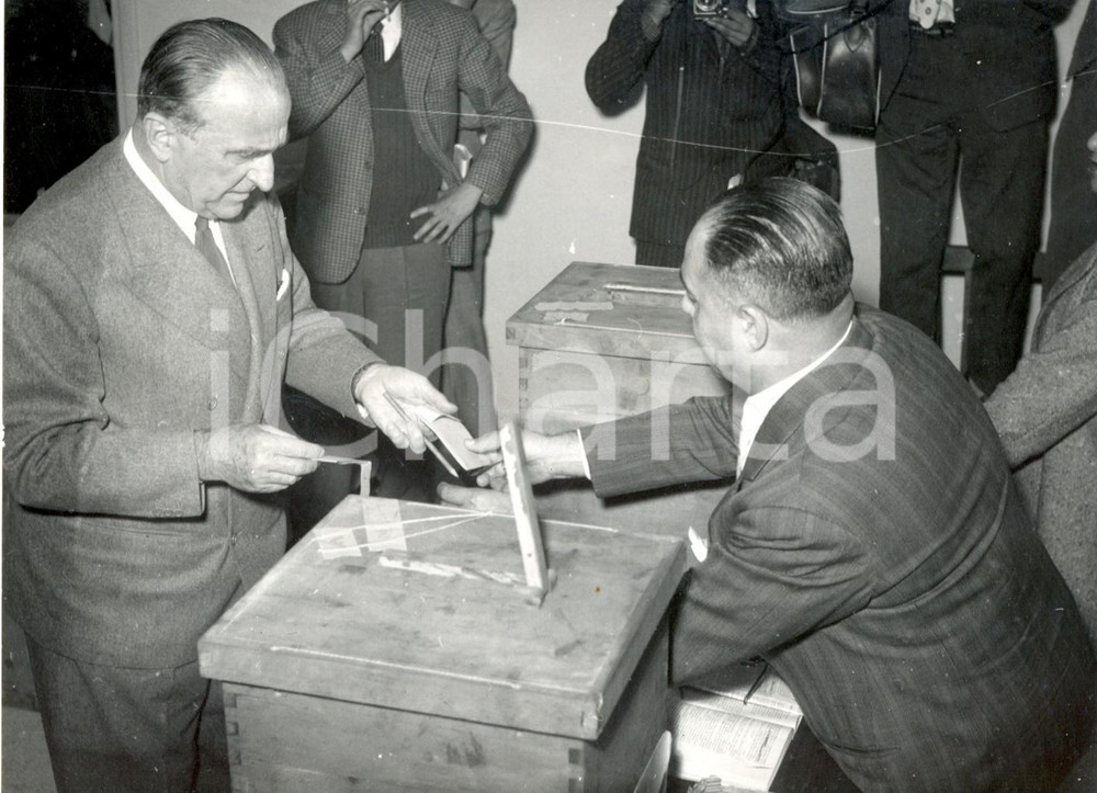 Fotografia d epoca originale 1956 ROMA  Elezioni Amministrative  Cesare MERZAGORA vota al seggio 106 Foto 1