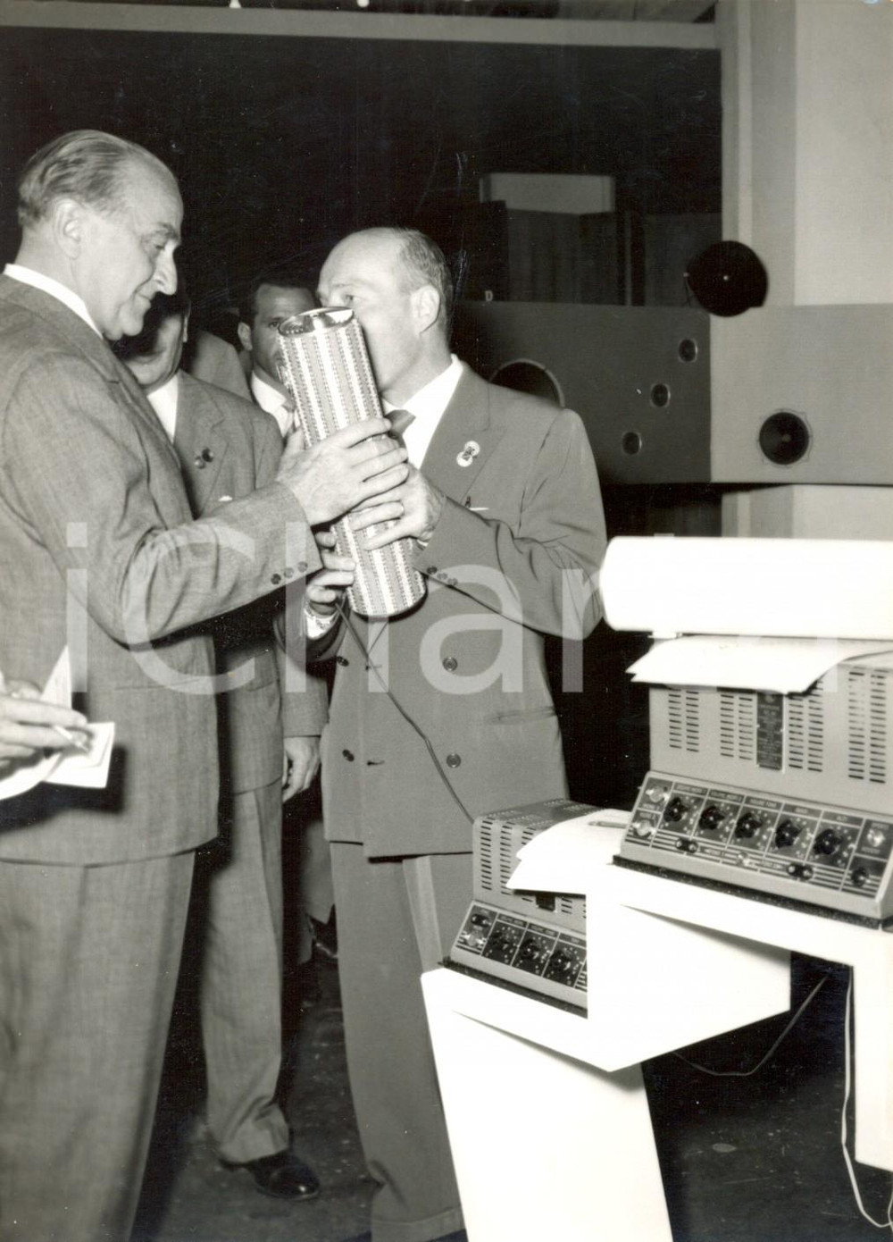 Fotografia d epoca originale 1957 MILANO  Mostra della radio e della televisione  Cesare MERZAGORA Foto 1