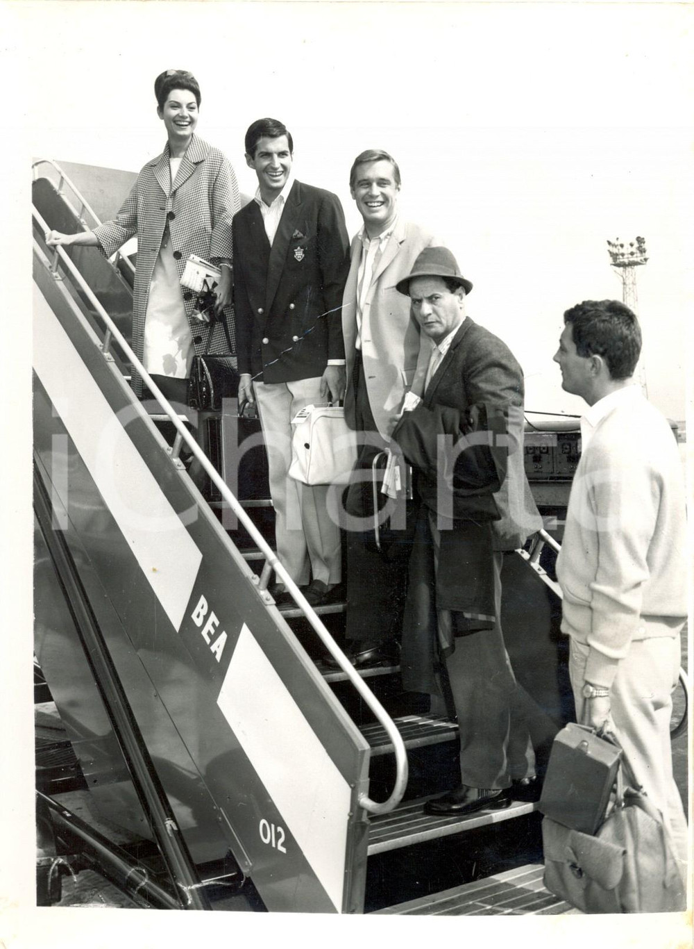 Fotografia d epoca originale 1962 LONDON AIRPORT  Rosanna SCHIAFFINO George HAMILTON George PEPPARD Photo 1