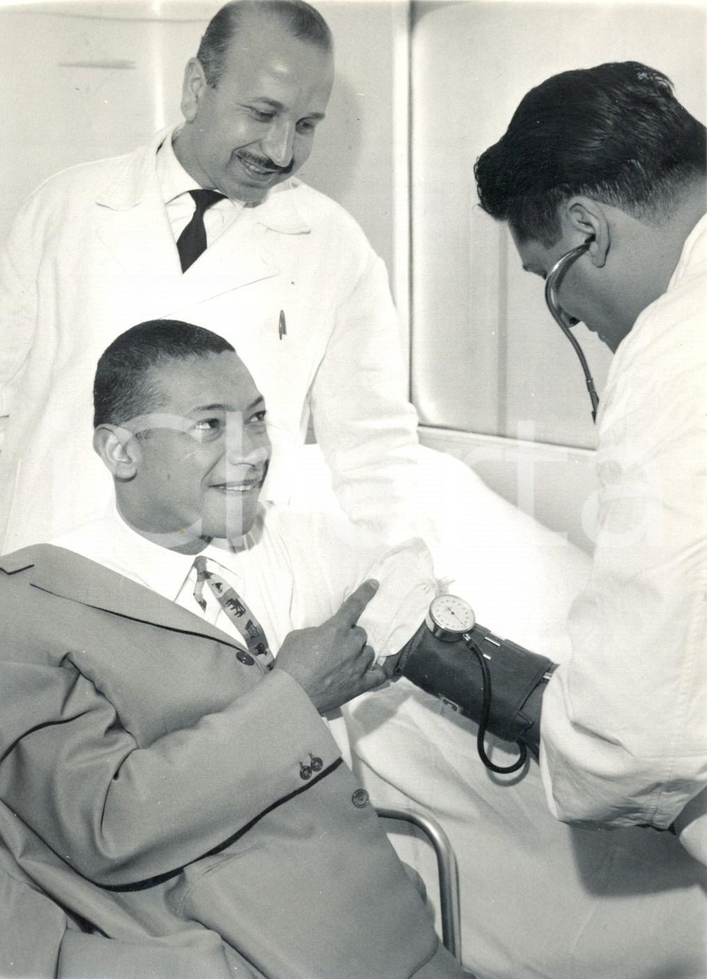 Fotografia d epoca originale 1961 ROMA  Donazione sangue CRI  Henri SALVADOR misura la pressione Foto 1
