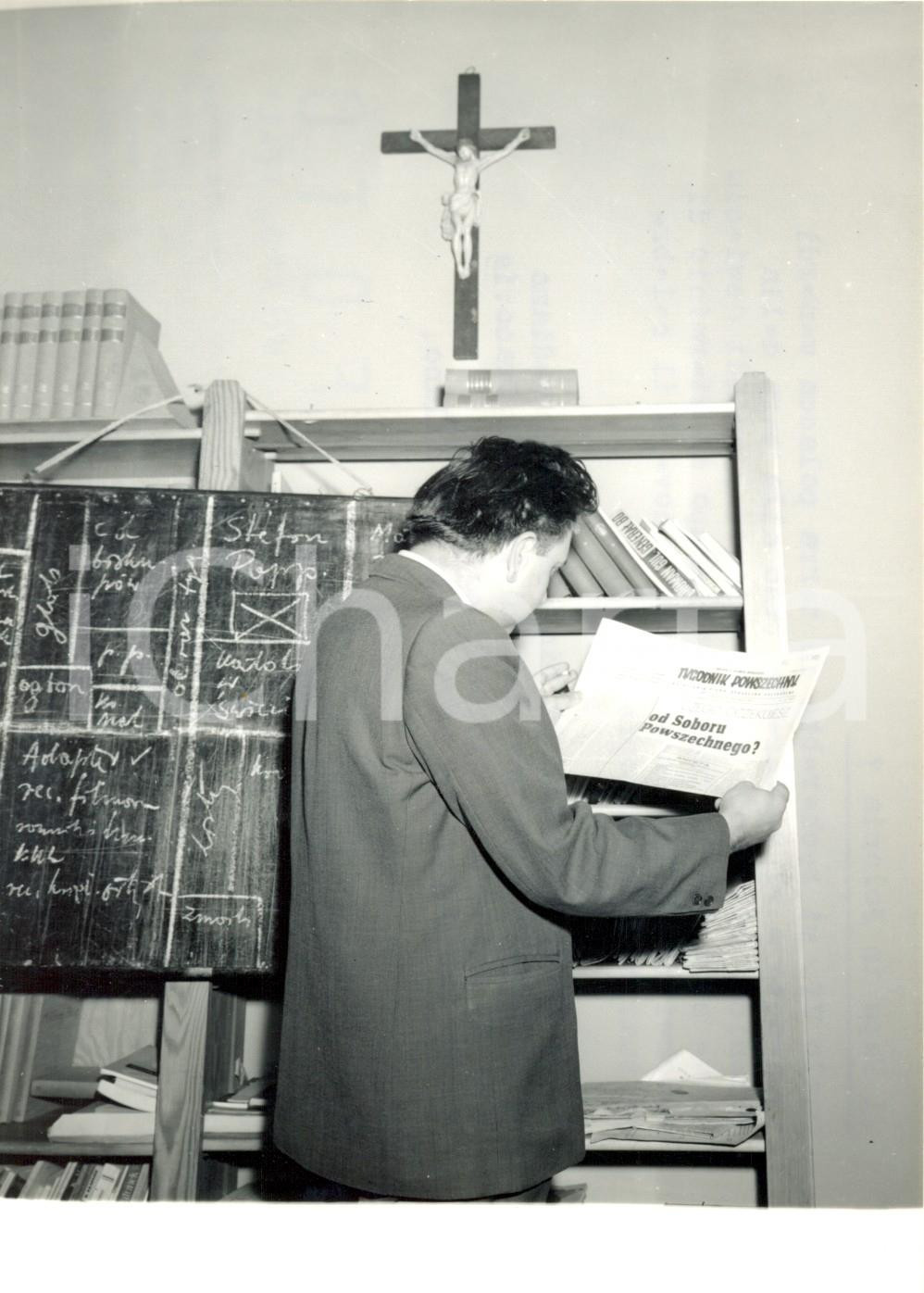 Fotografia d epoca originale 1971 CRACOVIA POLONIA Interno di una casa editrice cattolica Foto 13x18 cm 1