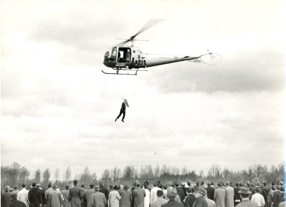 Fotografia d epoca originale 1962 HANNOVER  Photographer ROLLY is hanging on AUGUSTA BELL J 147 Photo 1