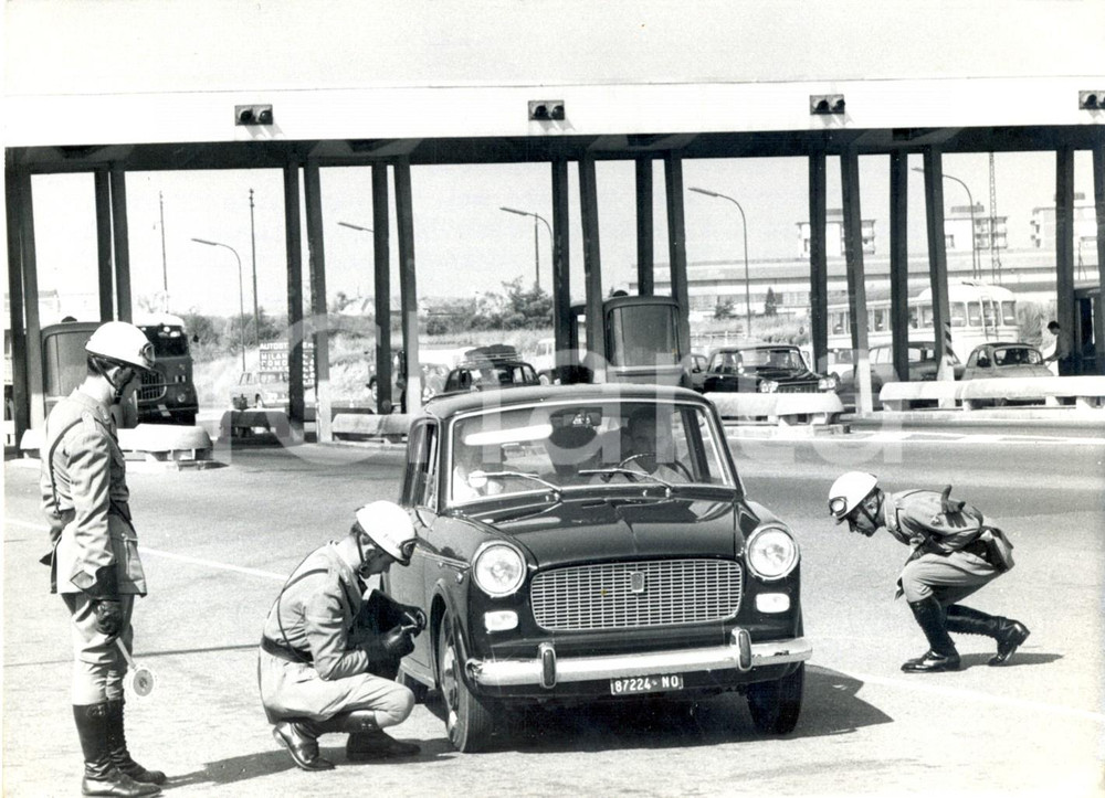 Fotografia d epoca originale 1964 MILANO  Operazione pneumatici  Pattuglia autostradale controlla le gomme 1