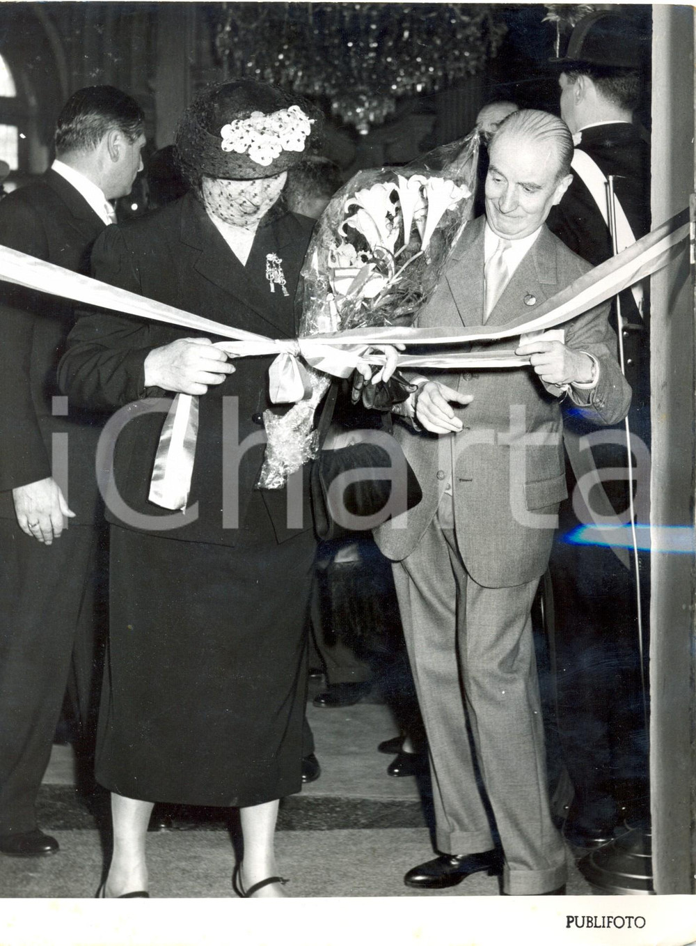 Fotografia d epoca originale 1953 CASTELLO DI STUPINIGI Mostra del Tessile  Giuseppe SPATARO con la moglie 1