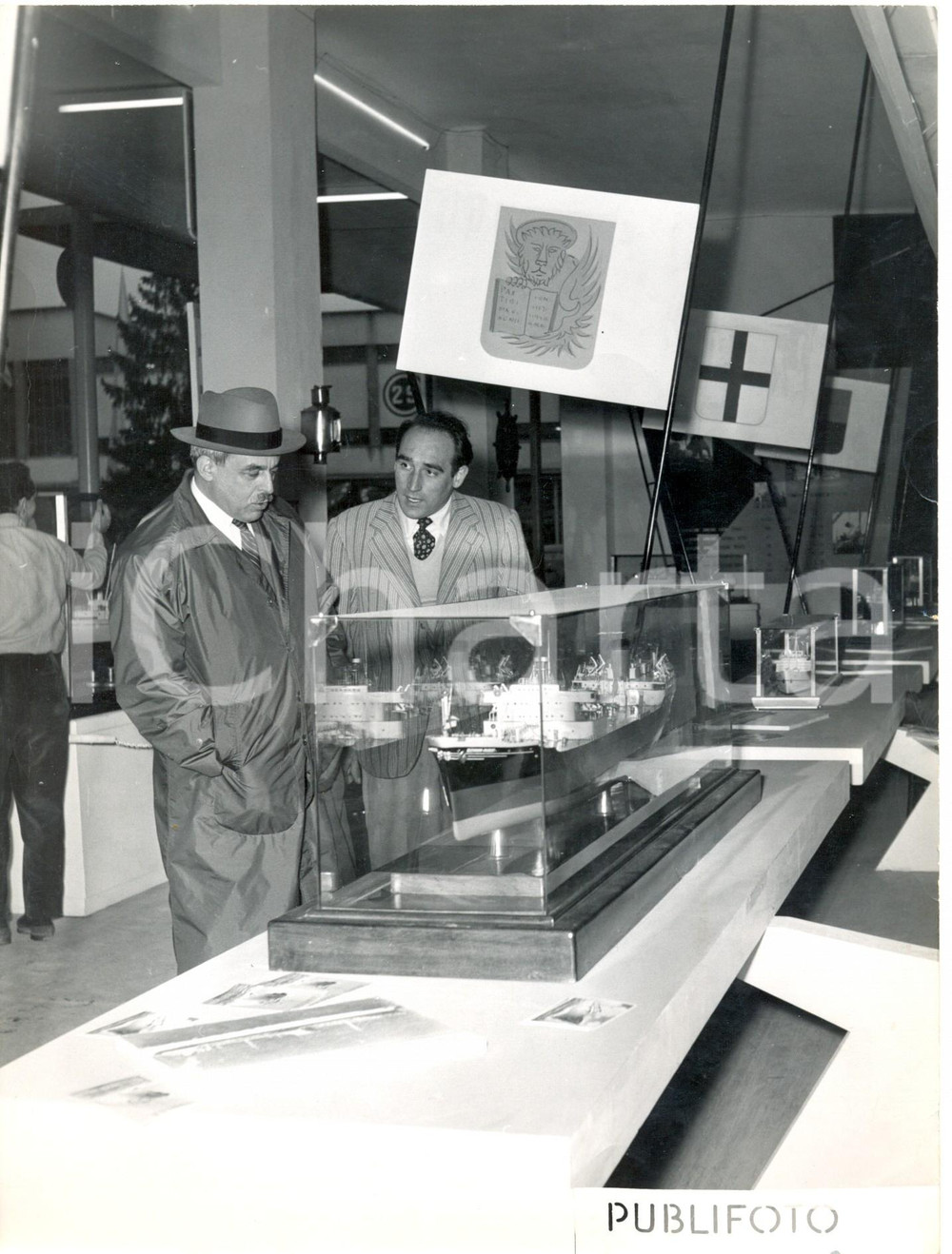 Fotografia d epoca originale 1953 MILANO Fiera Campionaria  Angelo COSTA visita padiglione CONFITARMA Foto 1