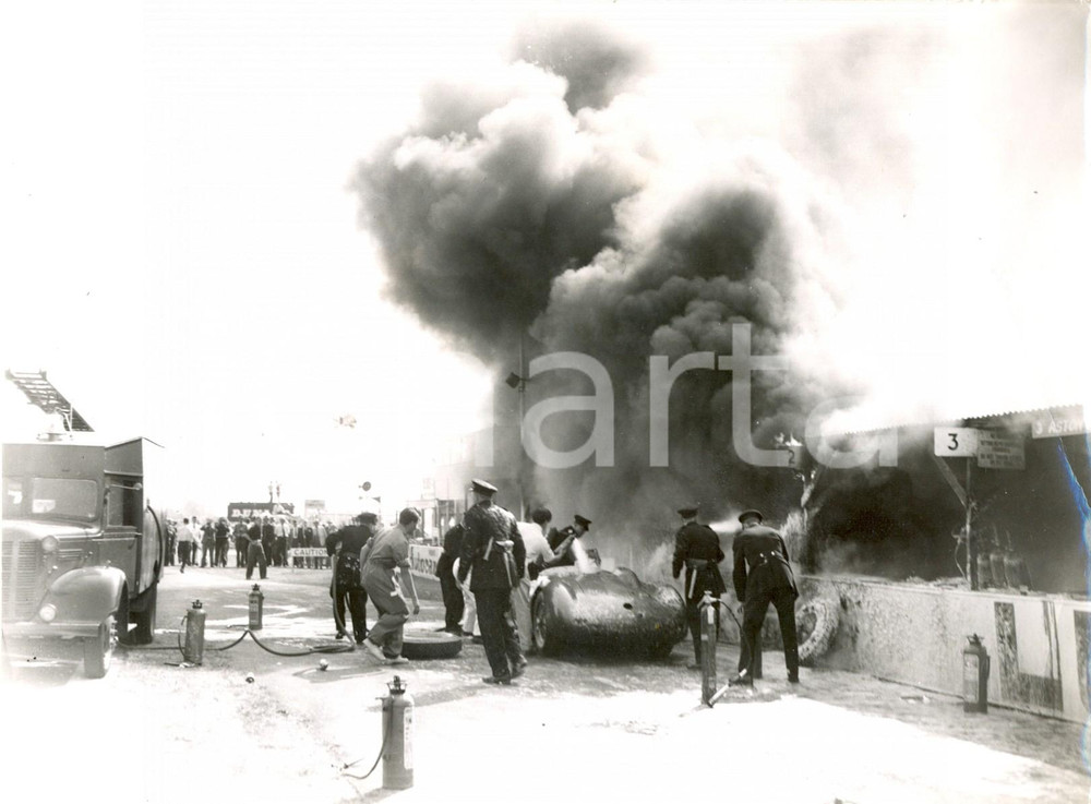 Fotografia d epoca originale 1959 GOODWOOD CIRCUIT  Firemen extinguish the fire of ASTON MARTIN Photo 20x15 1