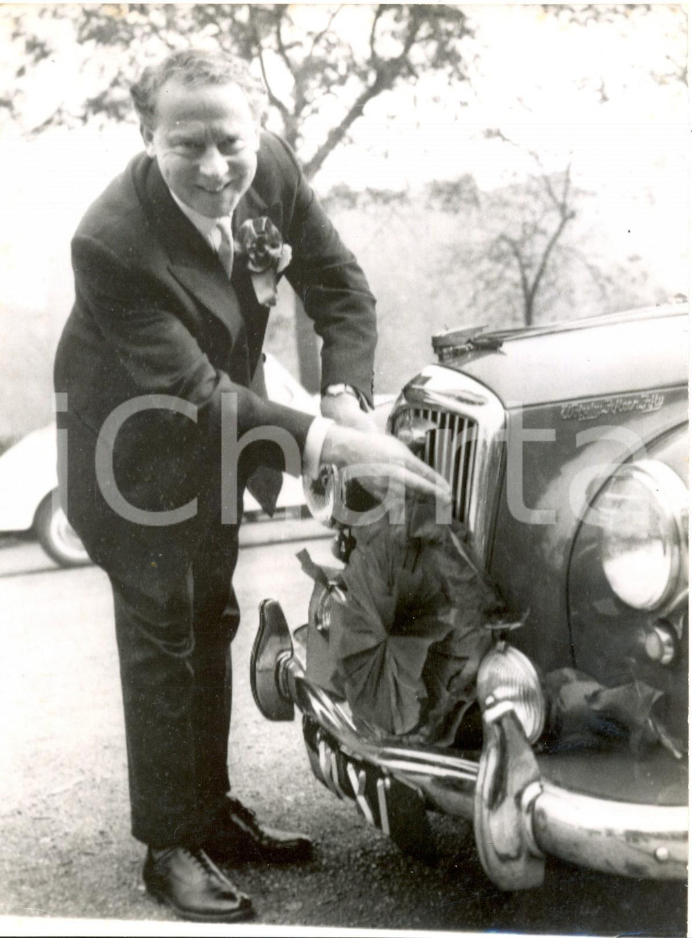 Fotografia d epoca originale 1959 LONDON  Hugh GAITSKELL attaching a huge red rosette on his car Photo 1