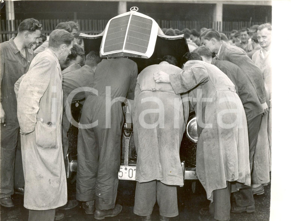 Fotografia d epoca originale 1953 MÃœNICH Mechanicals checking MERCEDESBENZ TYP 300 engine Photo 20x15 cm 1