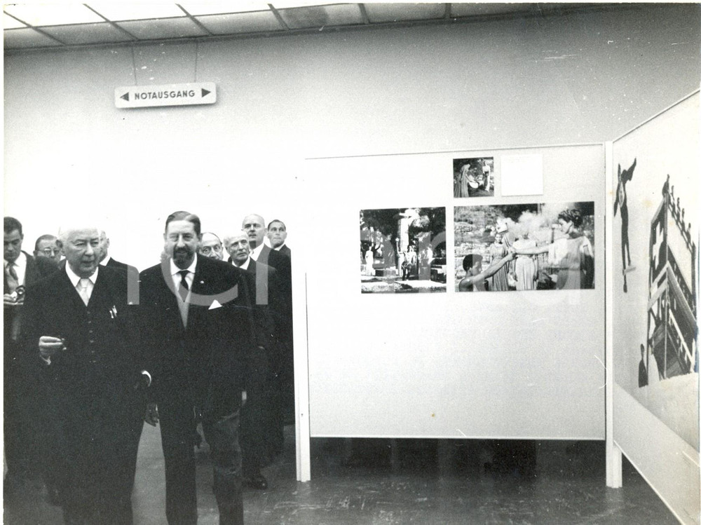 Fotografia d epoca originale 1958 COLONIA  Mostra Photokina  Theodor HEUSS all inaugurazione Foto 20x15 cm 1