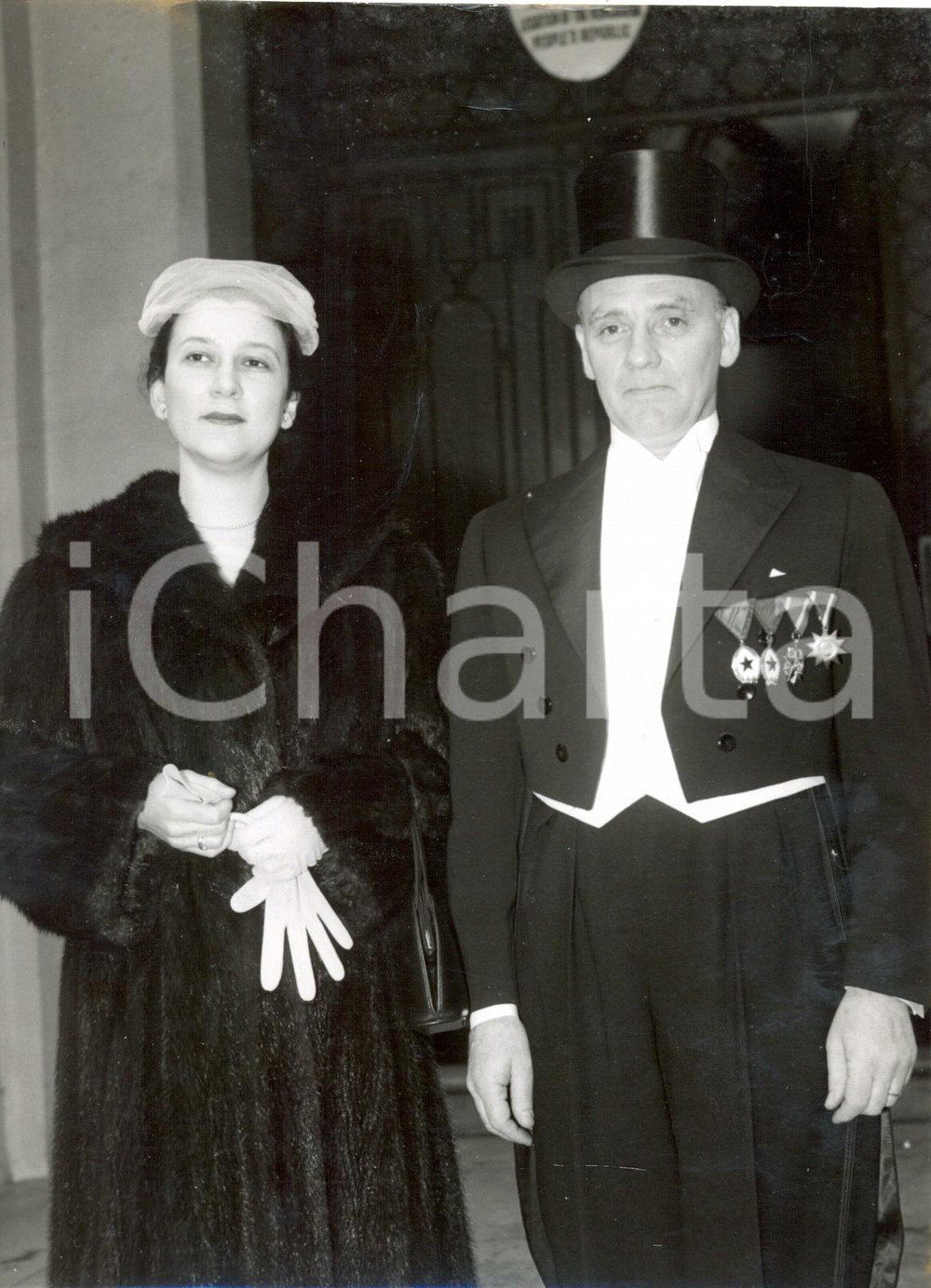 Fotografia d epoca originale 1959 LONDON Eaton Place  New Hungarian Minister Bela SZILAGYI with his wife 1