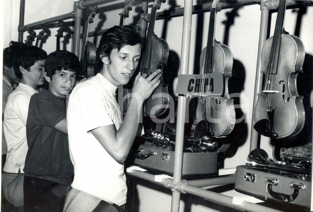 Fotografia d epoca originale 1971 MILANO  5Â° Salone della Musica  Visitatori osservano i violini cinesi 1