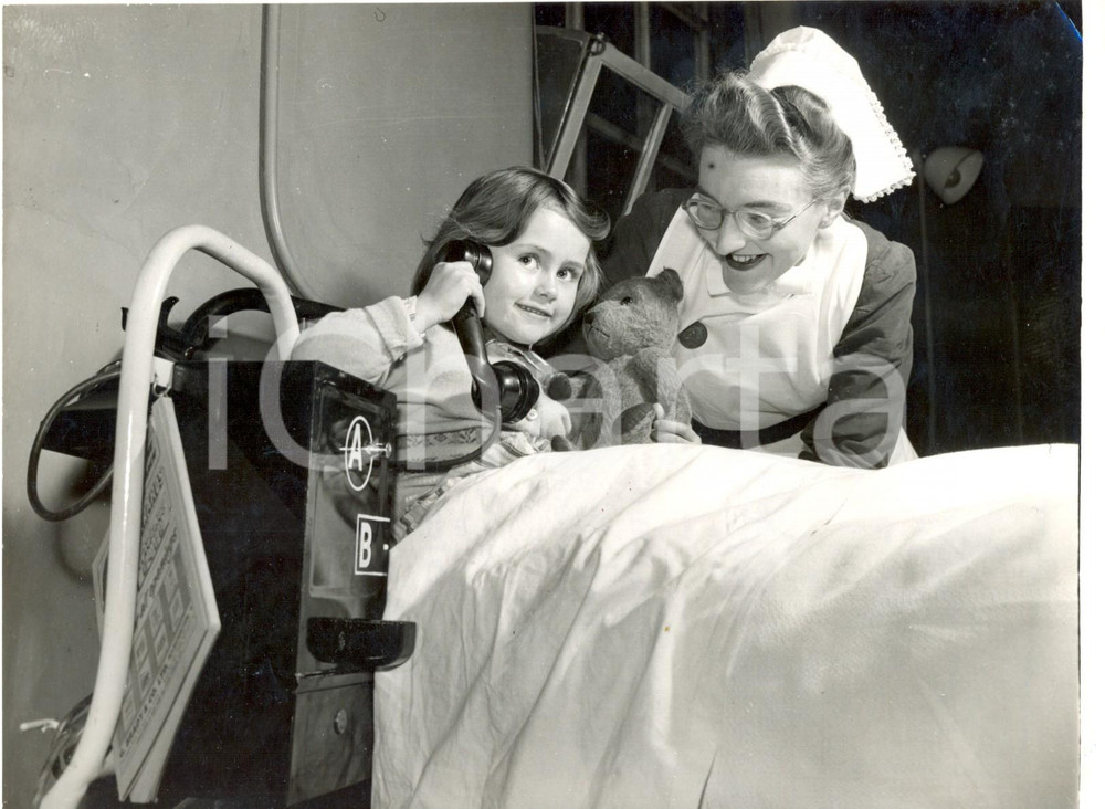 Fotografia d epoca originale 1956 CHESTER ROYAL INFIRMARY  Kathleen PADDOCK using the new telephone service 1