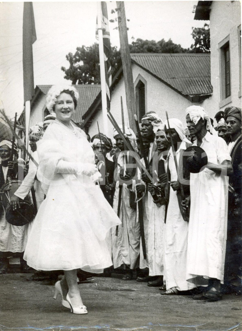 Fotografia d epoca originale 1959 MOMBASA  Queen Mother is greeted by arab sword dancers Photo 15x20 cm 1