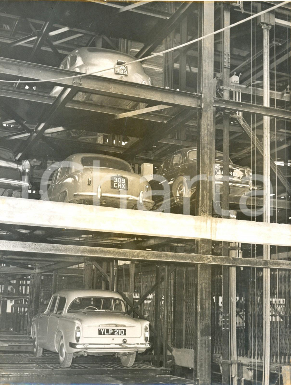 1960 LONDON Southwark Bridge - The first multilevel push-button car park *Photo 
