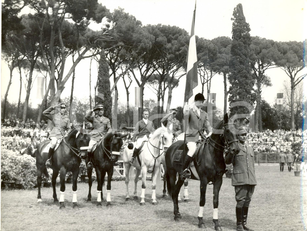 1959 28° CONCORSO IPPICO DI ROMA - Squadra italiana saluta i giudici *Foto 