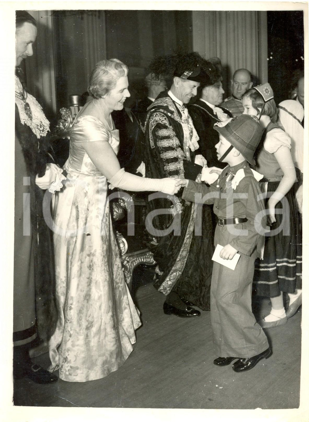 Fotografia d epoca originale 1954 LONDON Mansion House  James CALDER shaking hands to Lady BOWATER Photo 1