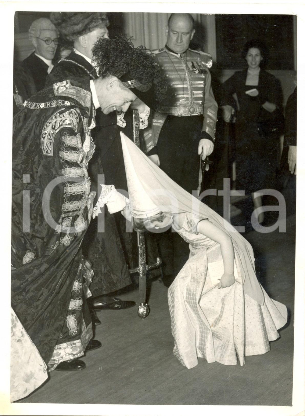 Fotografia d epoca originale 1954 LONDON Mansion House  Ann COVINGTON bowing to Sir NoÃ«l BOWATER Photo 1