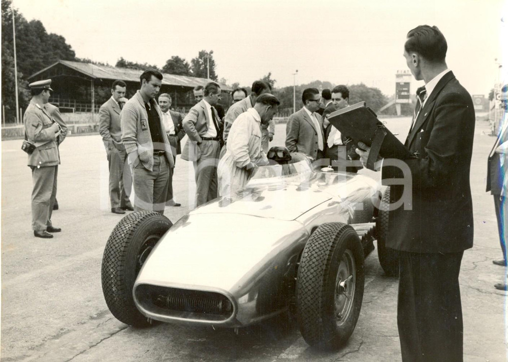 Fotografia d epoca originale 1958 MONZA  500 MIGLIA  Masten GREGORY prova la nuova JAGUAR 3800 Foto 18x13 1