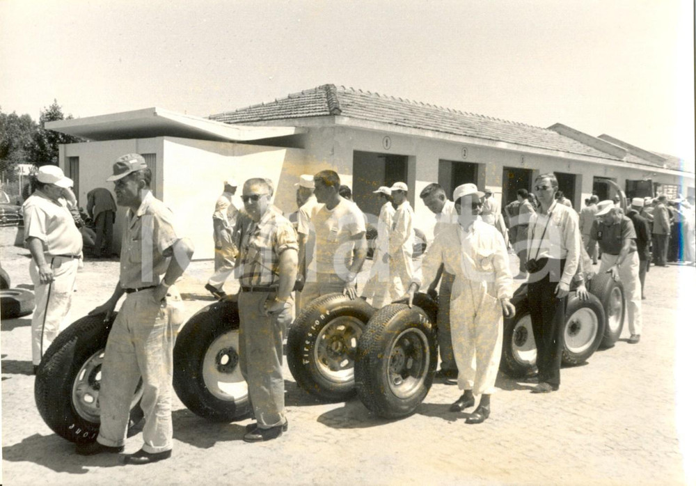 Fotografia d epoca originale 1958 MONZA  500 MIGLIA  Meccanici sfilano con i pneumatici FIRESTONE Foto 1