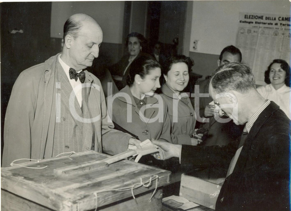 Fotografia d epoca originale 1953 TORINO Elezioni Politiche Italiane  Bruno VILLABRUNA al seggio elettorale 1