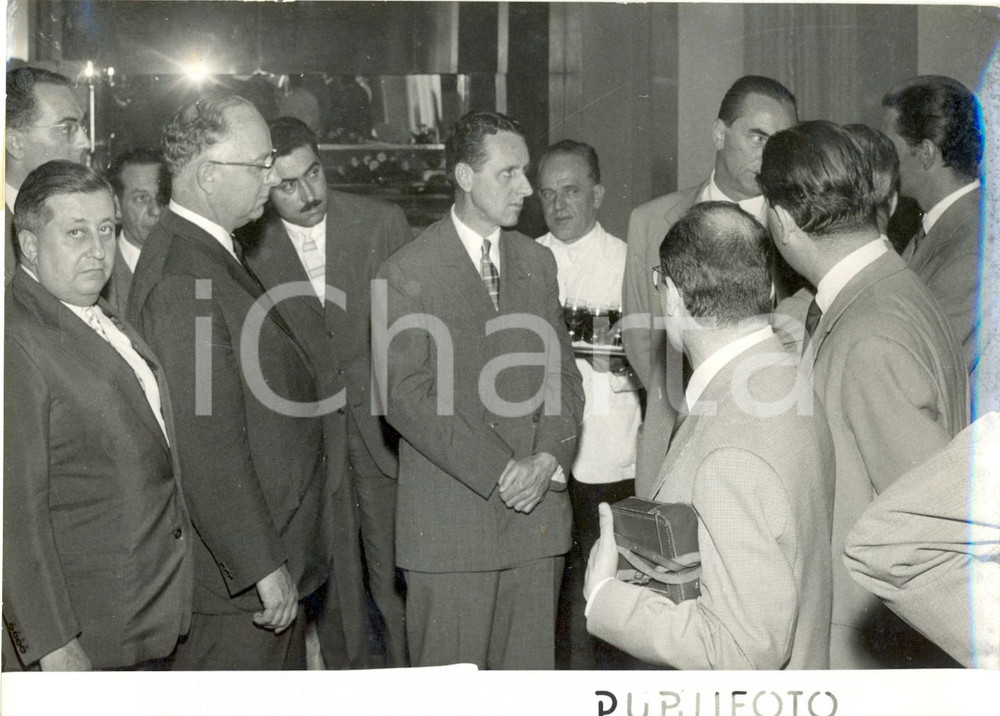 Fotografia d epoca originale 1957 MILANO  500 MIGLIA DI MONZA  Roger FIRESTONE al rinfresco Foto 18x13 cm 1