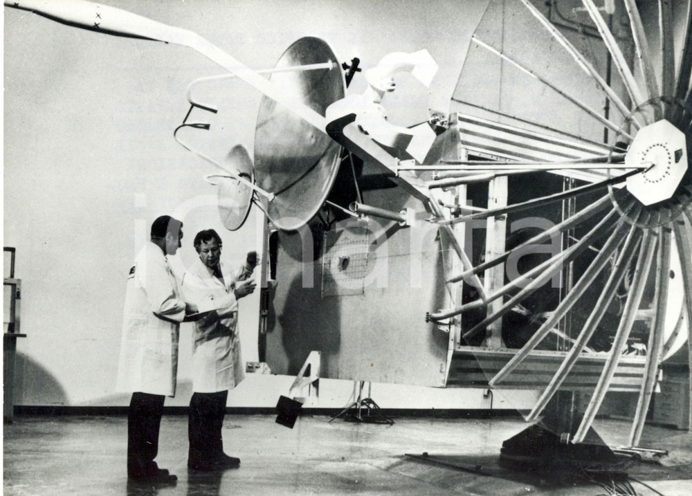 Fotografia d epoca originale 1973 SUNNYVALE Lockheed Missiles Company  Tecnici controllano satellite Foto 1