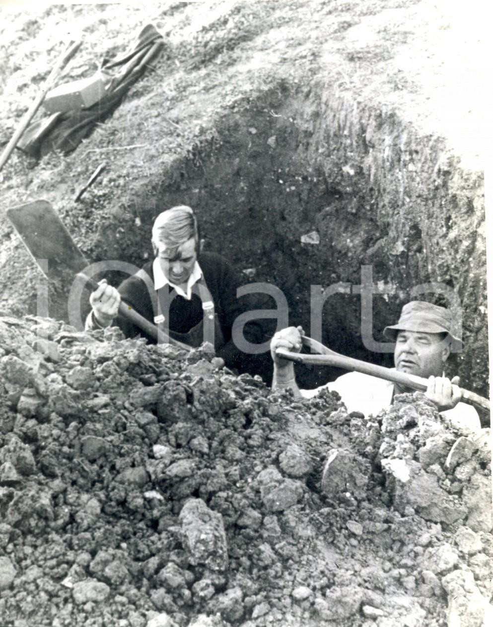 Fotografia d epoca originale 1973 CHERINGTON  Tunnel della Manica  Operai scavano la prima buca Foto 18x13 1