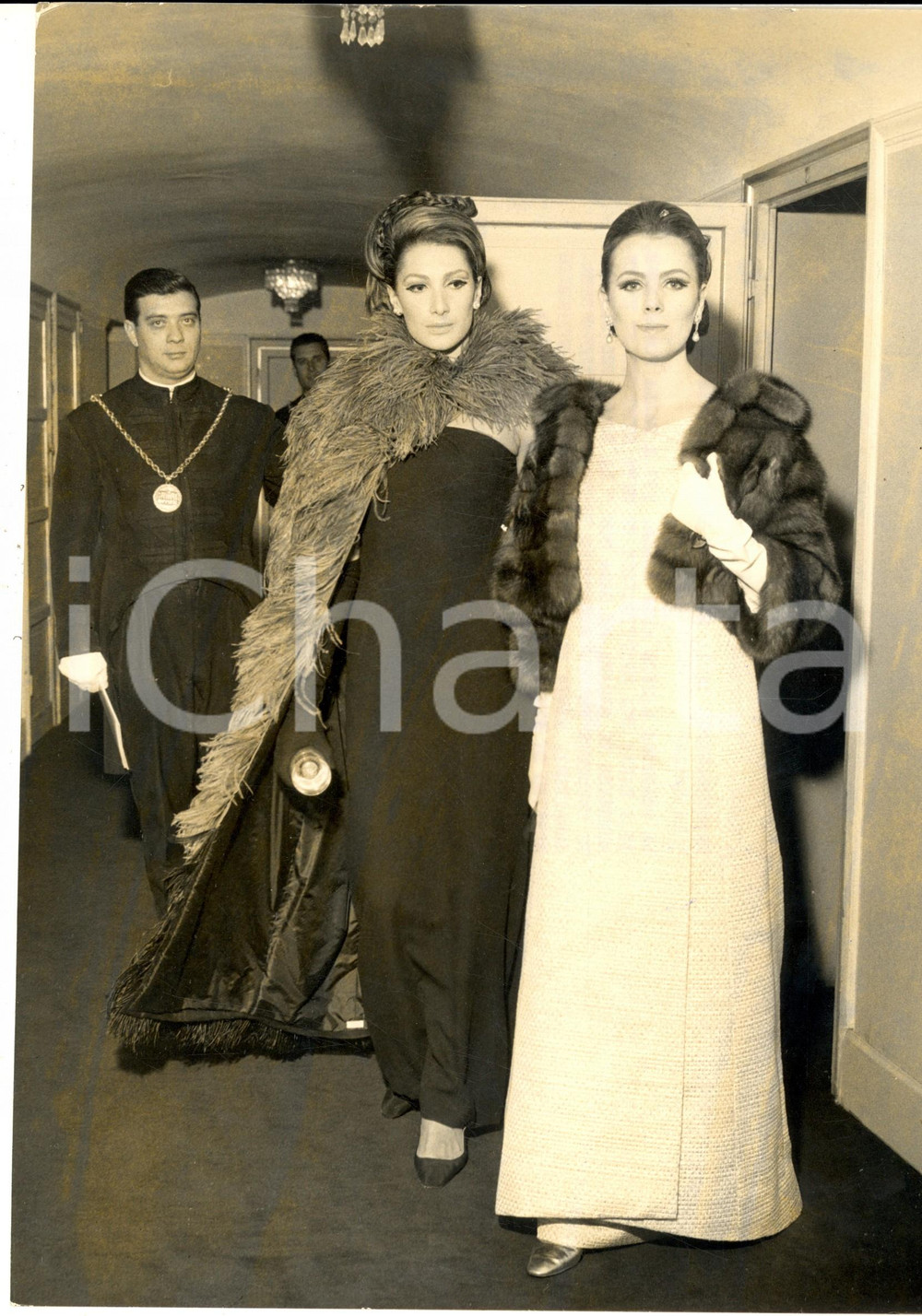 Fotografia d epoca originale 1965 MILANO TEATRO ALLA SCALA Marisa e Gemma ALEXANDER alla prima  Foto 2 1