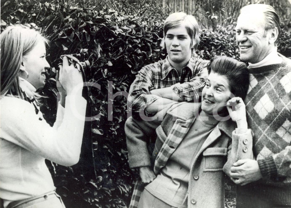Fotografia d epoca originale 1973 USA  Ritratto del vicepresidente Gerald FORD con la famiglia Foto 1