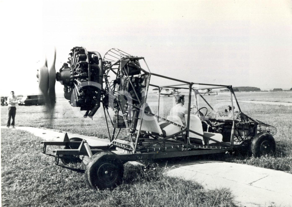Fotografia d epoca originale 1973 UNGHERIA  Josef BOZA guida veicolo con motore 160 H.P. Foto 18x13 cm 1