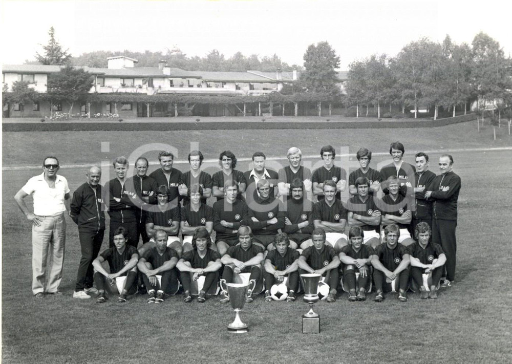 Fotografia d epoca originale 1973 MILANELLO CALCIO Squadra del MILAN con Coppa delle Coppe e Coppa Italia 1