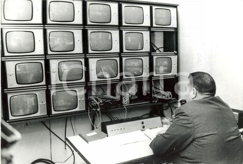 Fotografia d epoca originale 1973 MUSEI VATICANI La nuova centrale di videosorveglianza Foto 18x13 cm 1