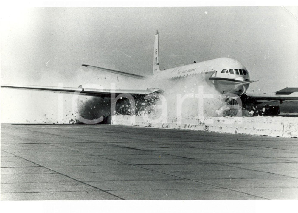 Fotografia d epoca originale 1973 LONDON  RAF Comet  Terry DOWNLEY compie atterraggio d emergenza Foto 1
