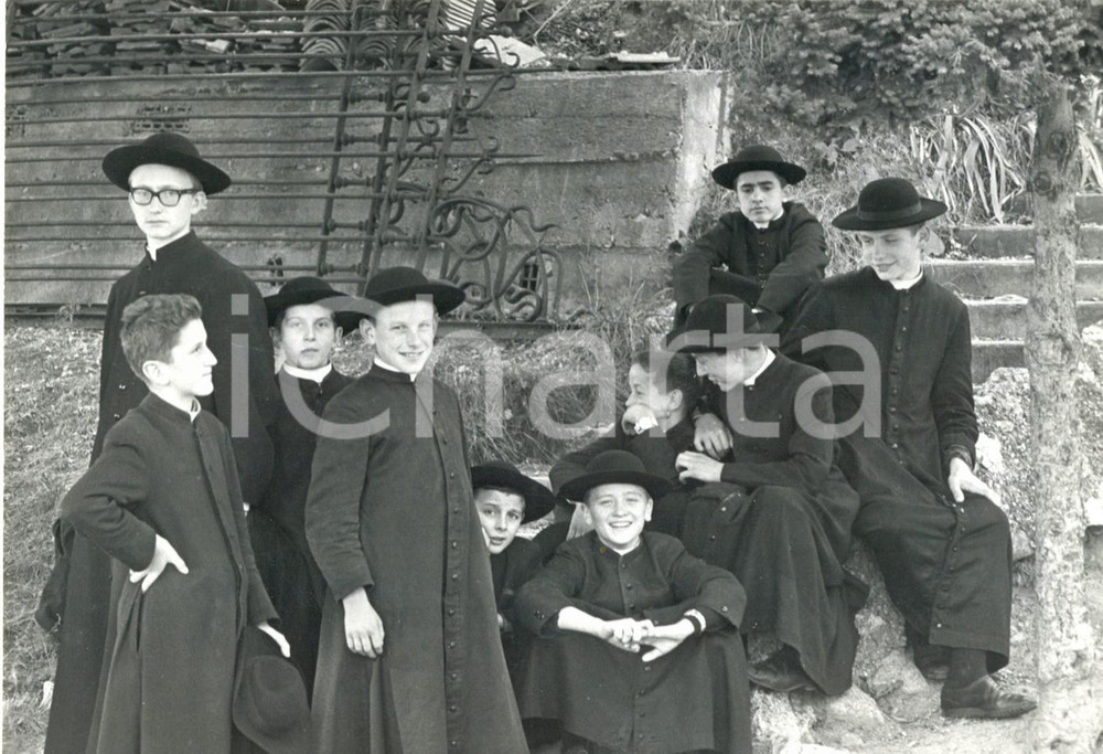Fotografia d epoca originale 1970 COMO  Ritratto di un gruppo di allievi del seminario Foto 18x13 1