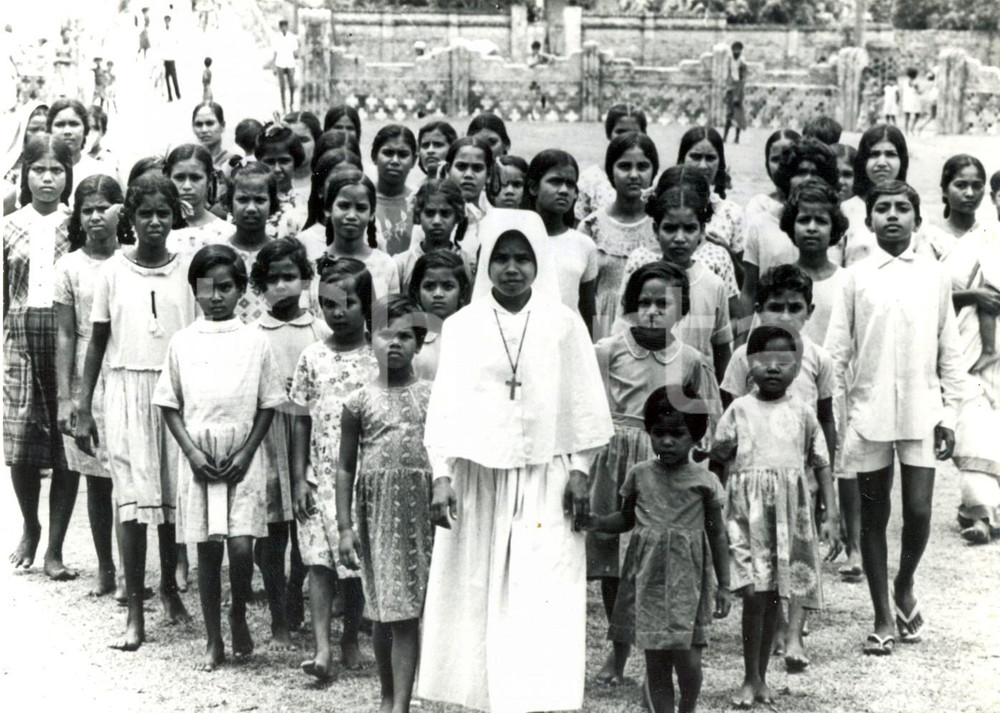 Fotografia d epoca originale 1971 PAKISTAN Suor Vacinta D CRUZ tra i suoi bambini salvati dalla guerra Foto 1
