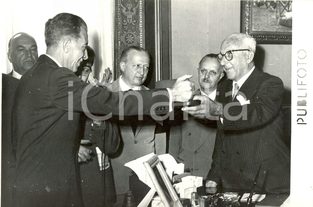 1953 NAPOLI - Achille LAURO consegna chiave d'oro a Renzo ABBONDANDOLO *Foto