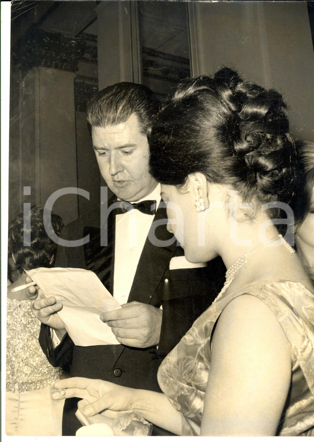 Fotografia d epoca originale 1965 MILANO TEATRO ALLA SCALA Pubblico con volantini del baritono ZECCHILLO Foto 1