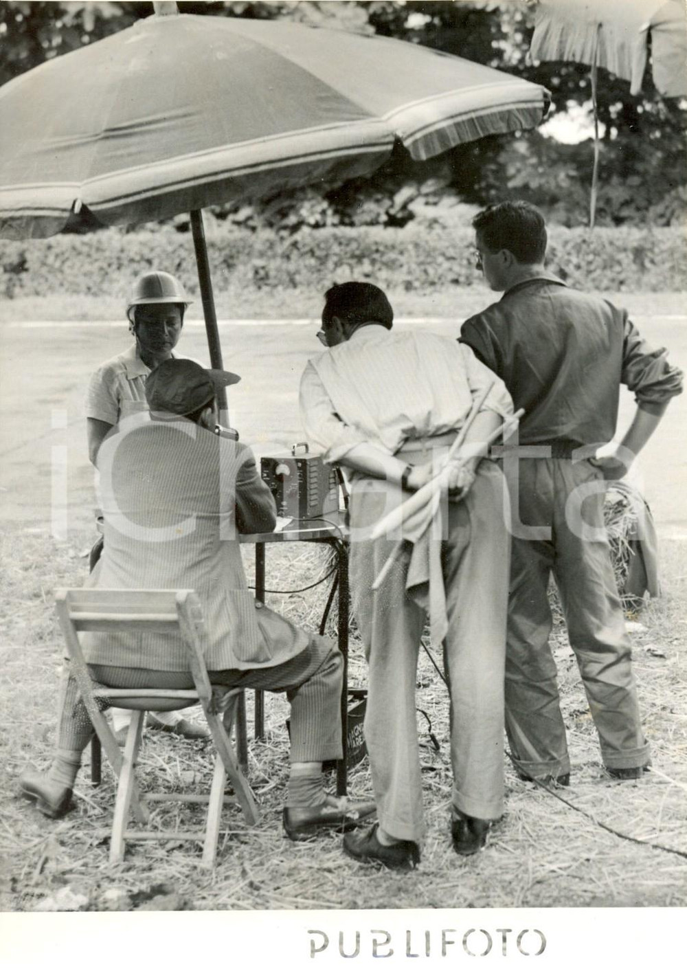 Fotografia d epoca originale 1953 AUTODROMO DI MONZA  Discussiione sulla collisione di Alberto ASCARI Foto 1