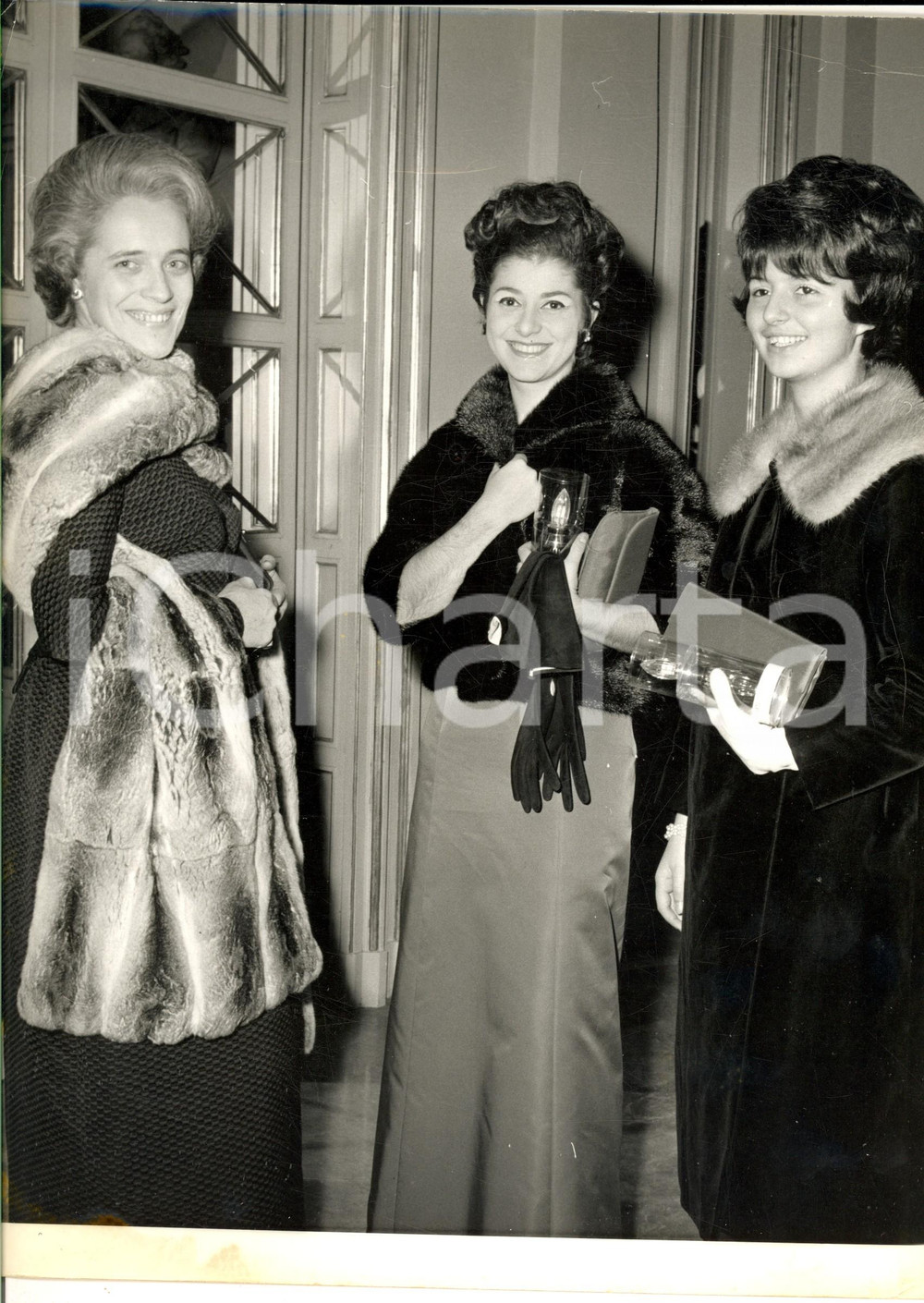 Fotografia d epoca originale 1965 MILANO TEATRO ALLA SCALA Spettatrici nel foyer alla prima FOTO DANNEGGIATA 1